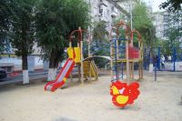 Во дворах Волгограда специалисты начали устанавливать детские игровые площадки
