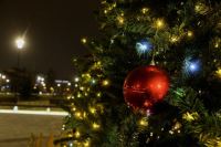 В преддверии зимних праздников в обновленном сквере Советского района впервые засияет праздничная ель