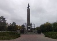 Началась подготовка к очистке шестиметровой бронзовой скульптуры воина-чекиста в Ворошиловском районе
