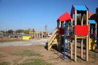 В парке «Юбилейном» начался монтаж детского игрового комплекса в виде девятиметрового корабля