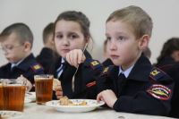 Более 10 тысяч первоклассников Волгограда обеспечены бесплатными горячими завтраками