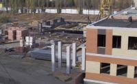 Завершены работы по устройству фундамента спортзала школы в Кировском районе 