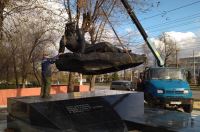 В Краснооктябрьском районе вернули на постамент скульптуру моряка