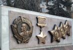 Ордена и медали восстановлены на стелах мемориала на Аллее Героев.jpg