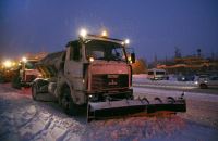 Дорожно-коммунальные службы устраняют последствия ночного снегопада в Волгограде 