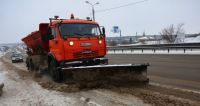 С возобновлением снегопада дорожные службы вернулись к обработке магистралей и основных дорог