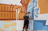 Молодые волгоградские художники украсили набережную картинами на тему истории города