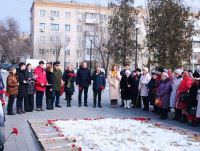 Возложение цветов к братской могиле жителей Сталинграда и воинов 57-й и 64-й армий, погибших в 1942-1943 гг. 