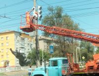 Началась установка нового светофорного объекта на пересечении проспекта Металлургов с улицей Таращанцев 