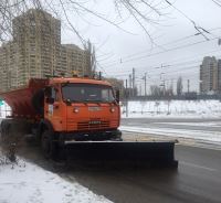 На дорогах Волгограда работают снегоуборочные машины