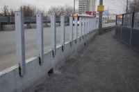 На Комсомольском путепроводе ведутся работы по установке опор для пешеходных ограждений