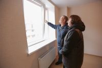 Жильцам аварийных домов досрочно передают новые квартиры