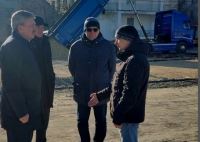 Глава Волгограда проинспектировал ход строительства универсальной спортплощадки в Кировском районе