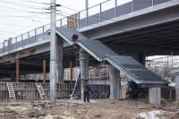 На  Комсомольском путепроводе завершаются работы по восстановлению лестничных сходов