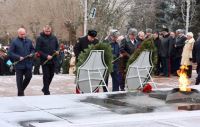 В Волгограде возложили венки и цветы к Вечному огню на Аллее Героев