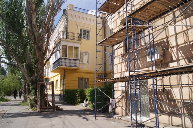 Фасады домов – памятников архитектуры Волгограда ремонтируют с сохранением архитектурной целостности зданий