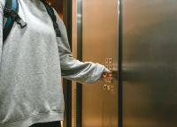 Какие правила должен знать ребенок, чтобы ездить одному в лифте?