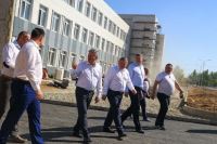 Губернатор и глава Волгограда проинспектировали строительство школы-тысячника в Дзержинском районе