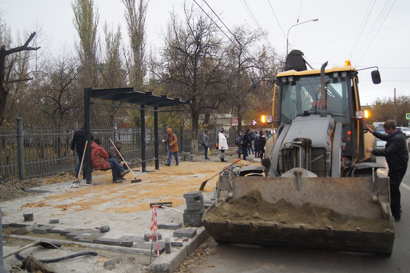 Работы по благоустройству ведутся на 32 остановочных пунктах в трех районах Волгограда