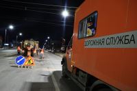 В условиях оттепели и установившейся бесснежной погоды муниципальные дорожные предприятия активизировали работы по локальному ремонту дорожного полотна с помощью технологии литого асфальтобетона
