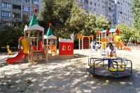 Во дворах Волгограда начали устанавливать детские площадки