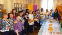 Женщины пекут «Хлеб мира»