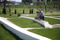 В Мемориальном парке завершается устройство зеленого амфитеатра на 200 мест