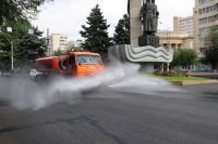 Дорожно-коммунальные службы Волгограда проводят усиленную проливку дорожного полотна 