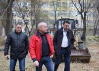 Виталий Лихачев проинспектировал ход выполнения благоустройства сквера у завода «Красный Октябрь»