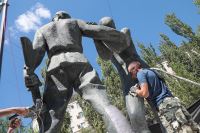 В Центральном районе стартовали работы по лазерной очистке скульптур комсомольцам-защитникам Сталинграда 