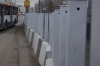 На Комсомольском путепроводе завершен монтаж опор для защитных пешеходных экранов