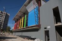 Стартовали работы по остеклению фасада здания строящейся спортивной школы по волейболу