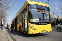 В автобусах, трамваях и троллейбусах Волгограда начали принимать к оплате проезда банковские карты